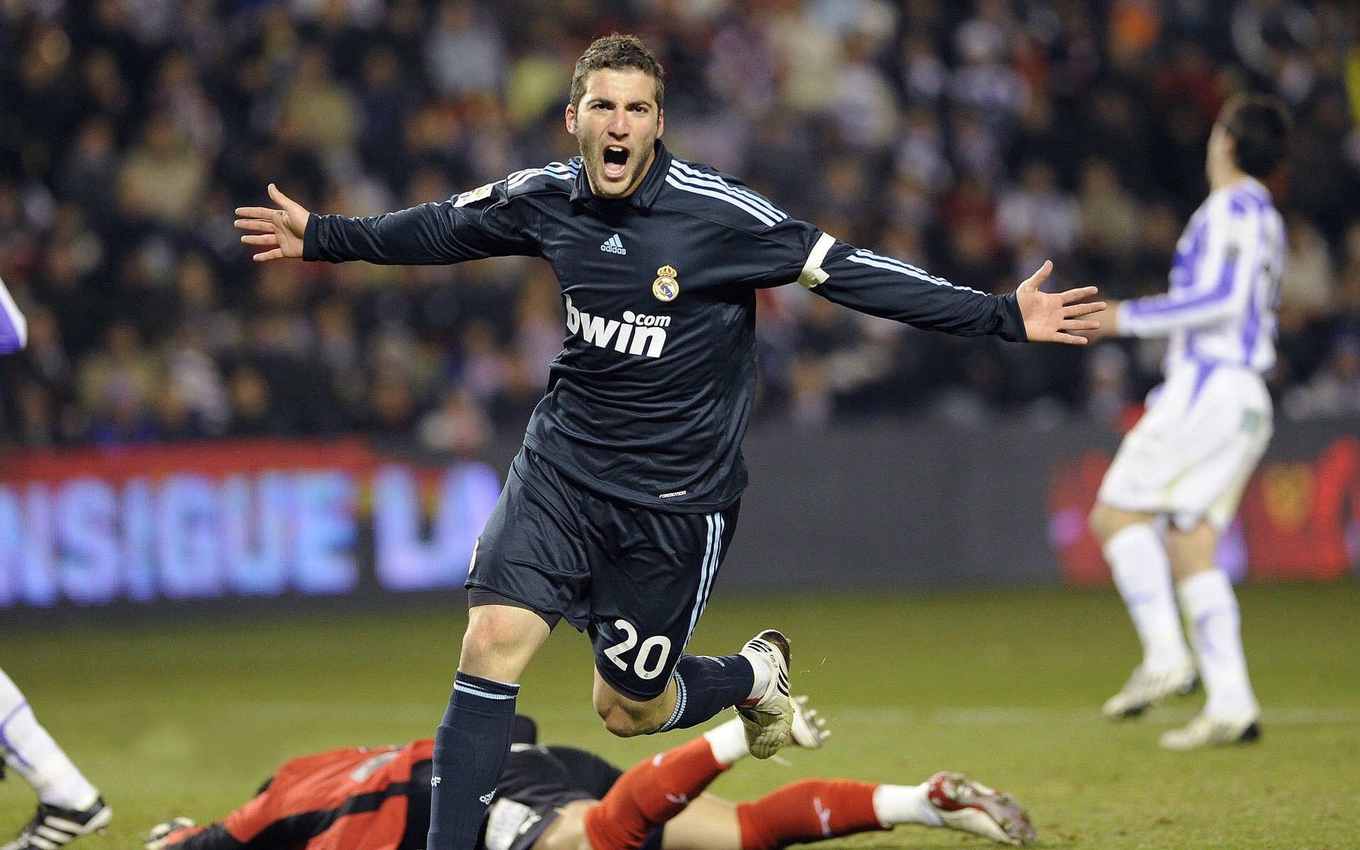 九游平台官网-中国队后卫吉梅内斯在巴黎奥运会上表现出色，吉梅内斯哭