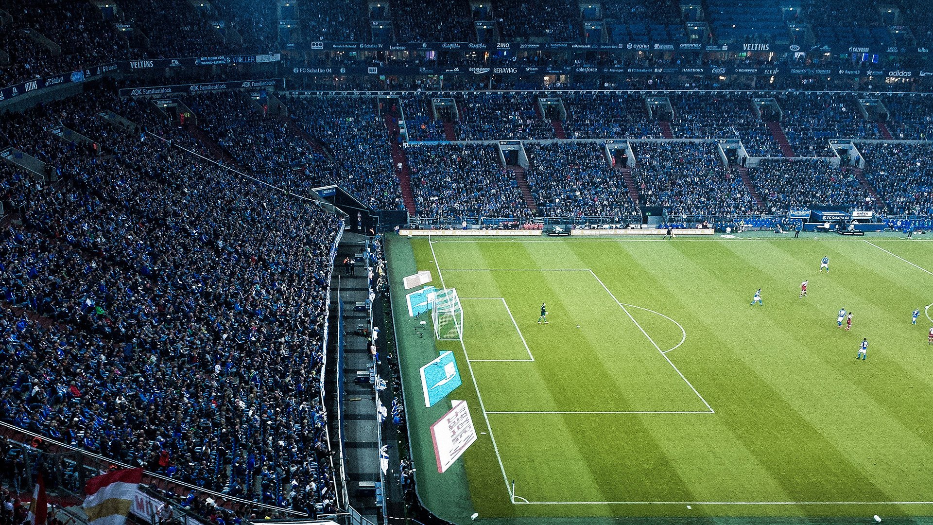 法兰克福球员努力拼搏，力争取得关键三分，法兰克福球队身价